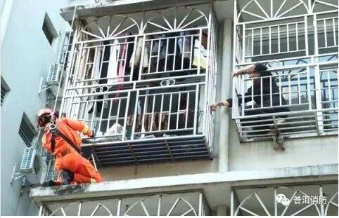 终于真相了!六旬老人擦窗被困是怎么回事?还原始末以及背后真相