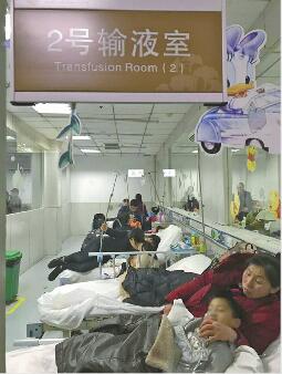 感个冒就要输液不给输还拍桌子 医生:发烧不超