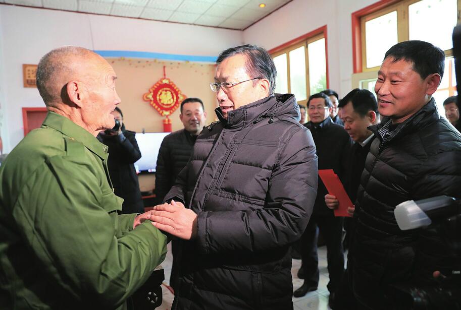 王忠林到困难企业贫困村调研走访时强调：把握发展机遇重振企业雄风 切实将温暖送到群众心坎里