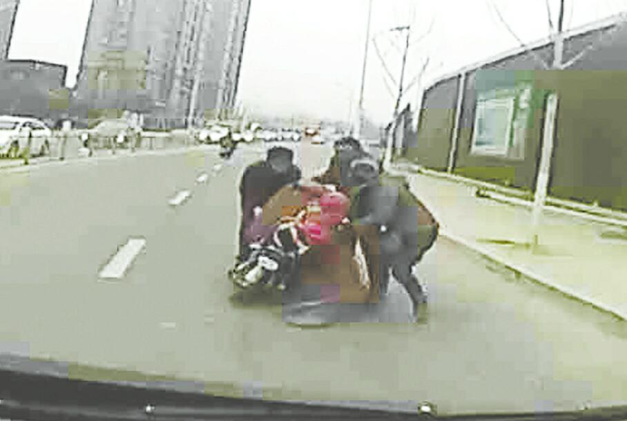 [温暖泉城]母子骑车摔倒 热心市民帮扶