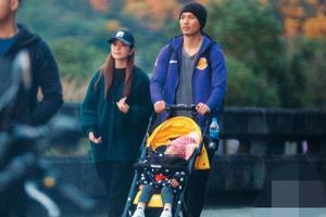 周渝民一家三口首度同框逛公园 仔仔推婴儿车
