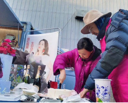 徐峥拉横幅示爱 开餐车去剧组为老婆庆生