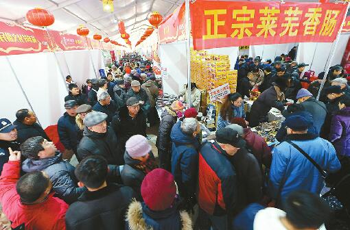 年货大集太火爆参展商首日补货忙 市民直言“实在太有逛头”