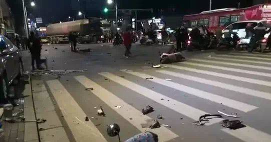 终于真相了!南宁轿车连撞多车是怎么回事?还原车祸背后真相详情震惊了