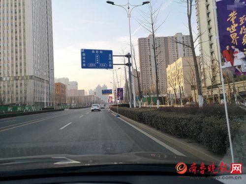 广告旗“长”到快车道了,竟是东部一商场开业宣传