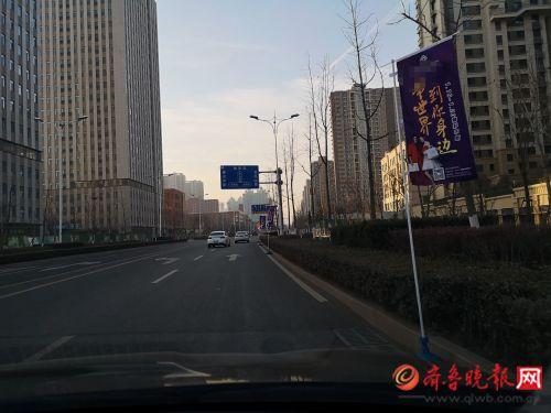 广告旗“长”到快车道了,竟是东部一商场开业宣传