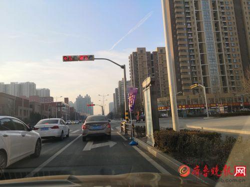 广告旗“长”到快车道了,竟是东部一商场开业宣传