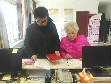 [温暖泉城]七旬“楼长”，居民有事都找她