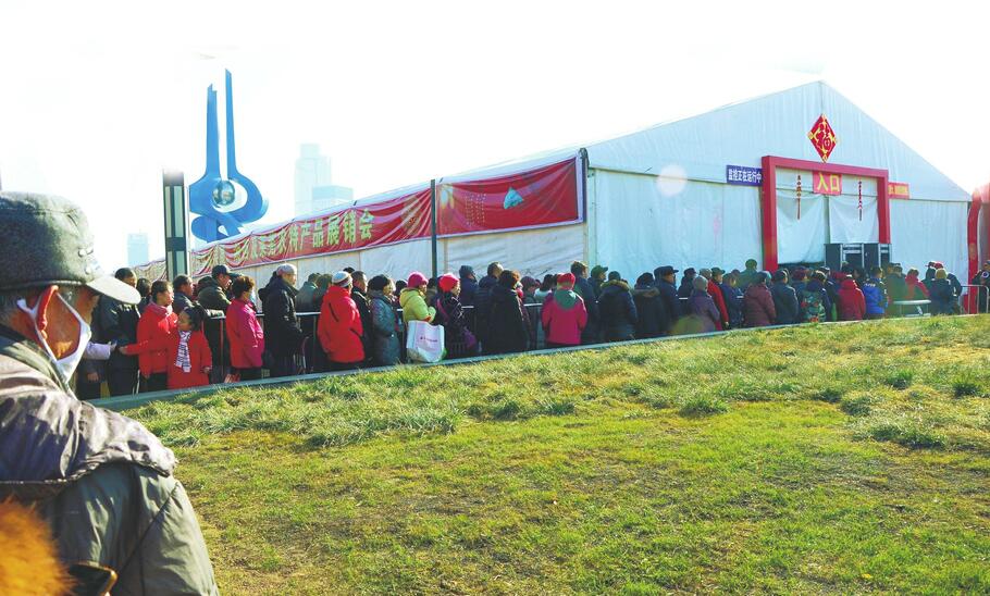 2019济南迎春民俗文化节持续火爆 “年货大集”让市民嗨个“购”