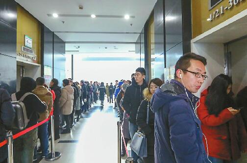 高层写字楼职员长时间等电梯成常态 有人甚至为此换工作