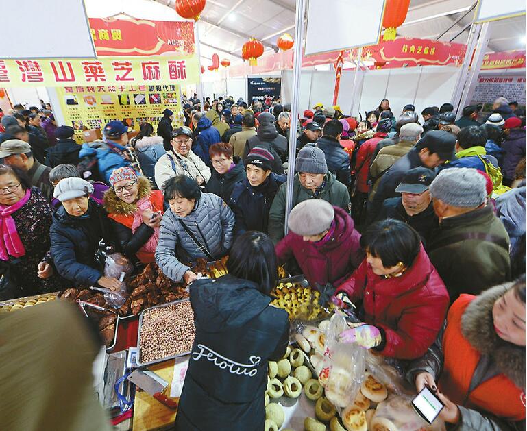 第一书记“站台”推销 钢城区市民也来赶大集