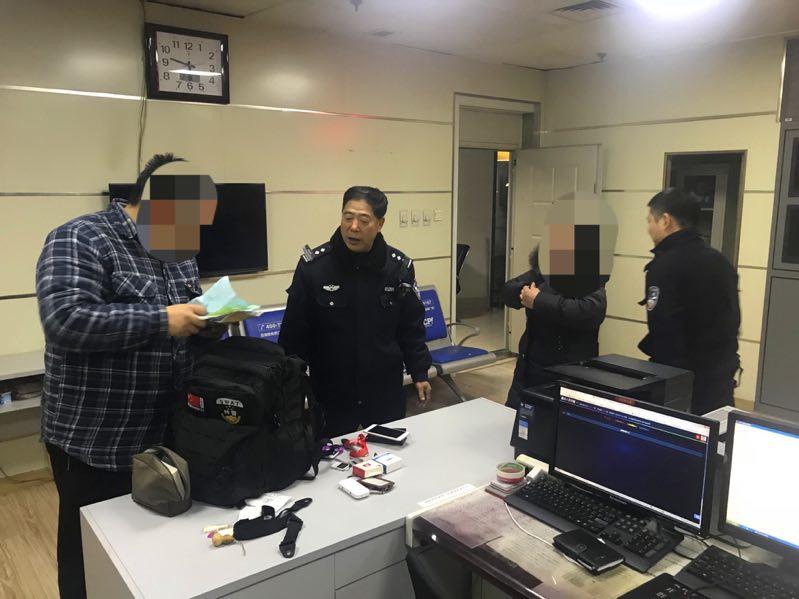 贵重背包“提前下车” 热心民警火速寻主