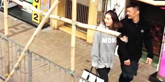 原来明星也爱吃瓜！余文乐夫妇围观车祸现场 两人回头张望表情亮了