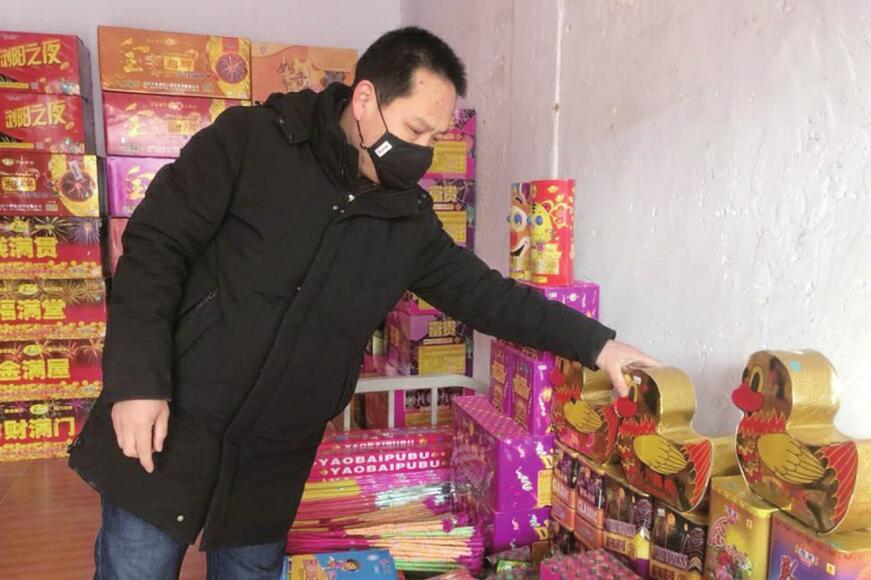 探访烟花爆竹市场 市民观念改变商户考虑转型