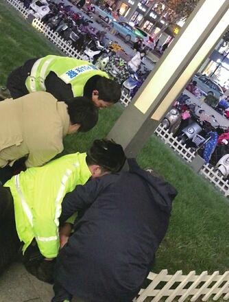 [温暖泉城] 男子持铁棍街头打砸 警民联手制服