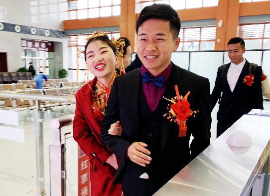 神操作！坐动车迎娶新娘 网友：恭喜小两口喜提“上亿价值的婚车”