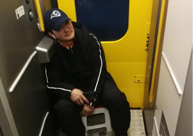 形势比人强！吴京带板凳坐火车 赶上春运客流小板凳坐过道