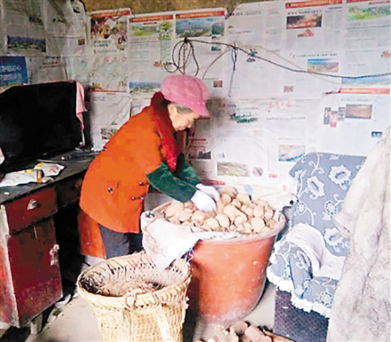 刘令的奶奶守着胶缸里的红薯，盼着孙女回家。