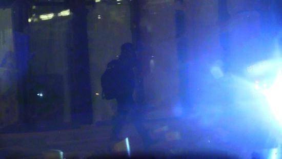 露面了？吴秀波深夜现身：行色显得低调而神秘 一直在拨打电话