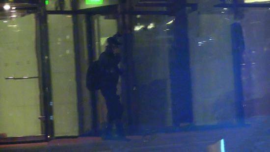 露面了？吴秀波深夜现身：行色显得低调而神秘 一直在拨打电话