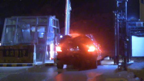 露面了？吴秀波深夜现身：行色显得低调而神秘 一直在拨打电话