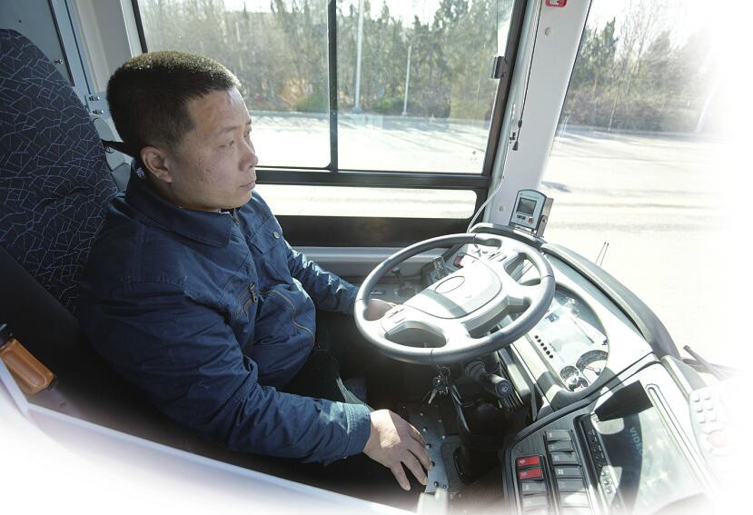 8分钟行驶4.8公里 山东首辆无人驾驶公交车试跑