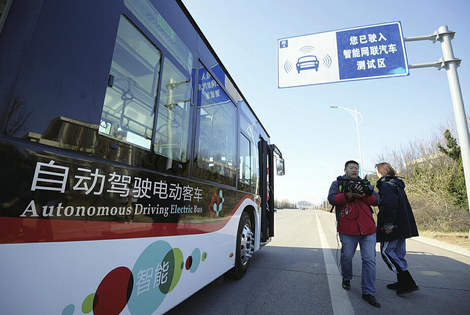 8分钟行驶4.8公里 山东首辆无人驾驶公交车试跑