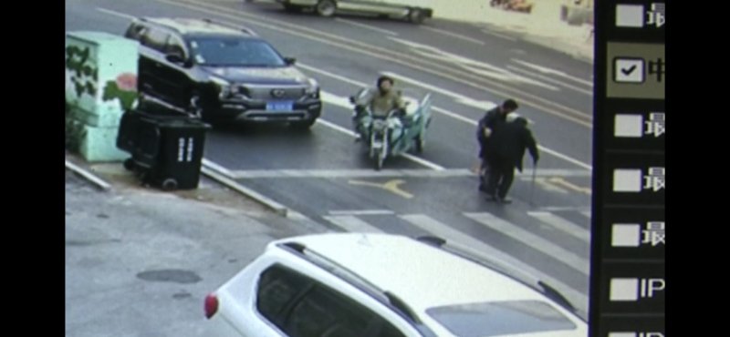 [温暖泉城]拄拐老人过路难，“90后”小伙停车搀扶