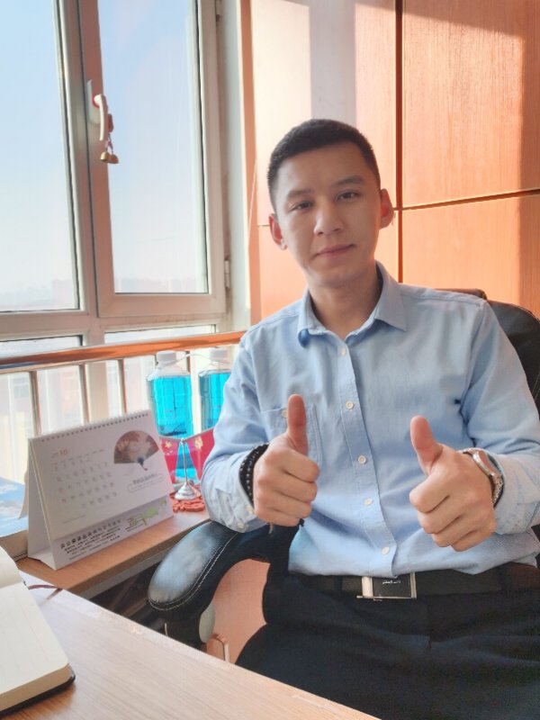 [温暖泉城]拄拐老人过路难，“90后”小伙停车搀扶