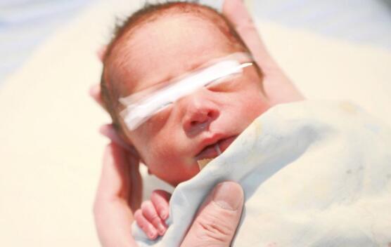 为医学点赞!中国首例添宫宝宝诞生 子宫移植成功产下男婴