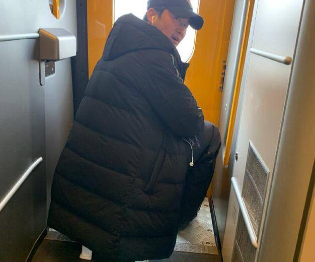 还有这种操作？吴京带板凳坐火车接地气 网友：连吴京都抢不到票了 