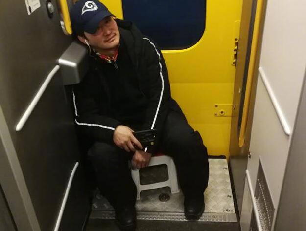 还有这种操作？吴京带板凳坐火车接地气 网友：连吴京都抢不到票了 