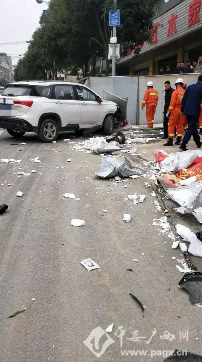 画面惨不忍睹!南宁一越野车撞人 男子被压在车轮下方不幸身亡