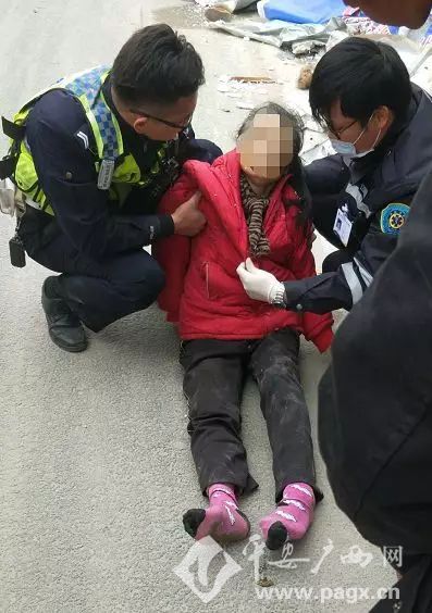 画面惨不忍睹!南宁一越野车撞人 男子被压在车轮下方不幸身亡