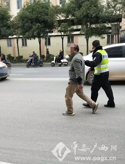 画面惨不忍睹!南宁一越野车撞人 男子被压在车轮下方不幸身亡