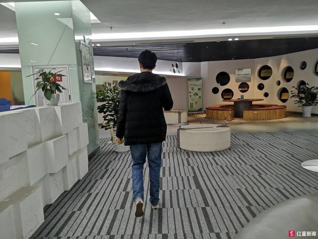 小伙薅羊毛买上千箱牛奶 钱被冻结牛奶堆积如山