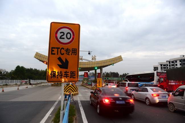 河南货车ETC车道司机：不用排队缴费，方便又快捷