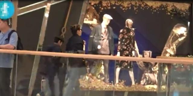 47岁袁咏仪带儿子外出逛街，12岁魔童帮妈妈砍价很呆萌