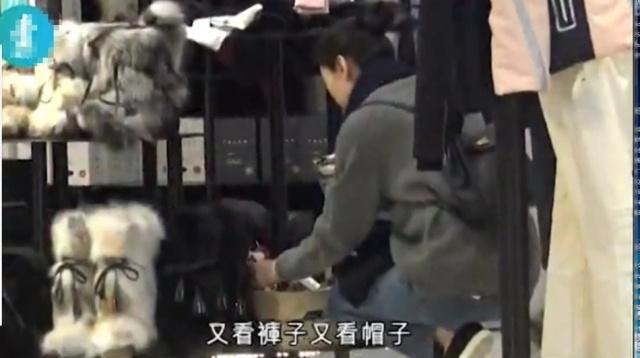 47岁袁咏仪带儿子外出逛街，12岁魔童帮妈妈砍价很呆萌