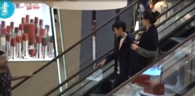 47岁袁咏仪带儿子外出逛街，12岁魔童帮妈妈砍价很呆萌