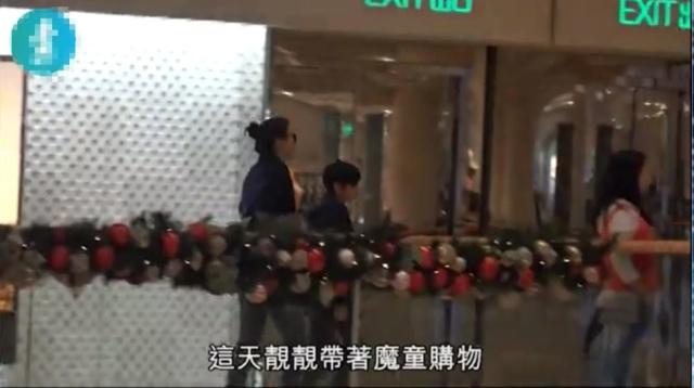 47岁袁咏仪带儿子外出逛街，12岁魔童帮妈妈砍价很呆萌