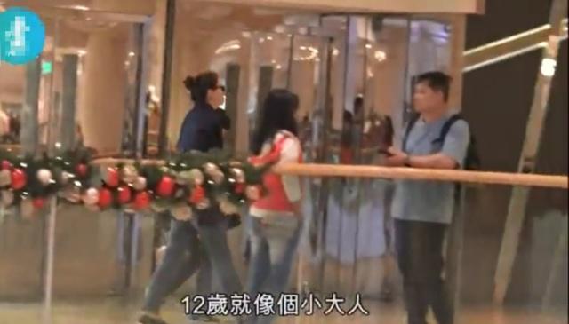 47岁袁咏仪带儿子外出逛街，12岁魔童帮妈妈砍价很呆萌