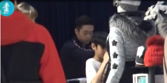 47岁袁咏仪带儿子外出逛街，12岁魔童帮妈妈砍价很呆萌