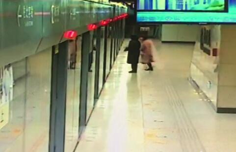 这个冬天很冷，但你很暖...末班地铁二次开门 一个小小的举动温暖一座城