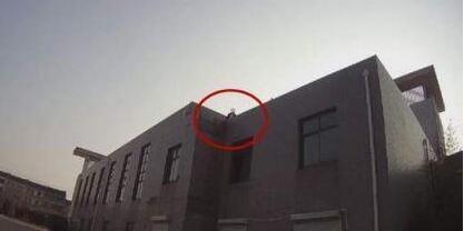 乐极生悲!男孩期末考了第一名 诗兴大发爬10米高楼顶 想下来时发现“悲剧”了