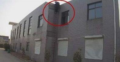 乐极生悲!男孩期末考了第一名 诗兴大发爬10米高楼顶 想下来时发现“悲剧”了