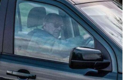 女王老公终于道歉 英女皇丈夫菲利普亲王车祸致人骨折