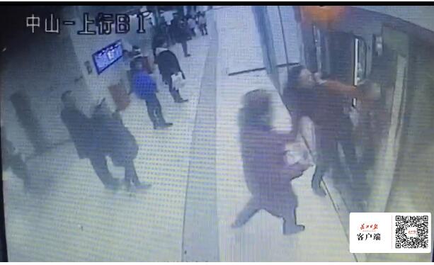 腌臜泼才?夫妻拦屏蔽门被拘 阻挡地铁门关闭列车被迫延误