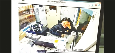 19岁女实习生被赞“最敬业变脸” 被骂哭后抹泪微笑服务