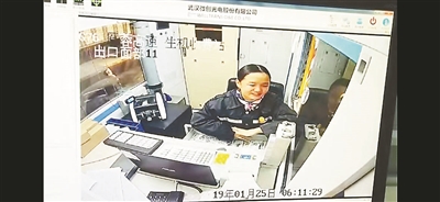 19岁女实习生被赞“最敬业变脸” 被骂哭后抹泪微笑服务